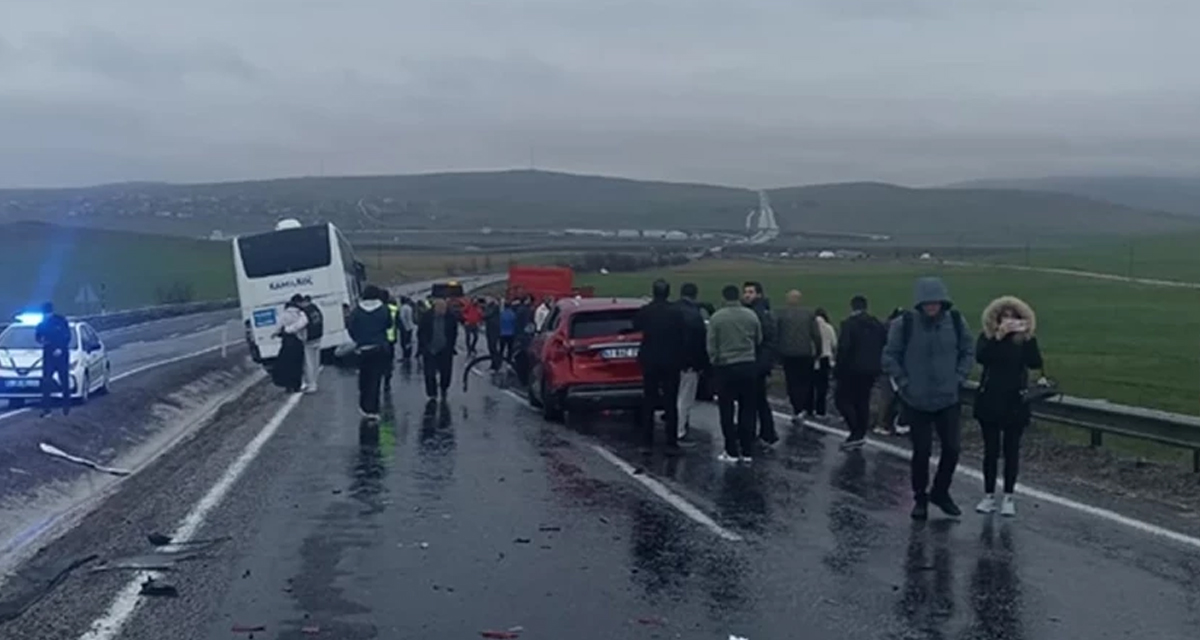 Aksaray'da kontrolden çıkan yolcu otobüsü 10 araca çarparak durabildi