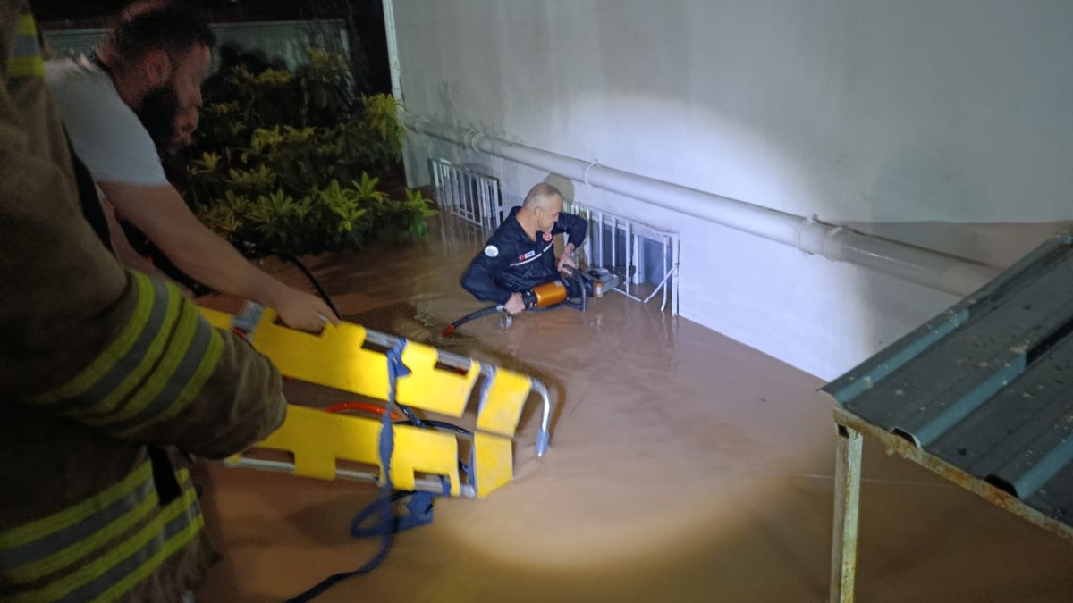 Batman ve Mardin'i sağanak vurdu: Caddeler taştı, evleri su bastı