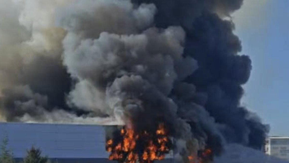 Sincan'da boya fabrikasında yangın: Patlamalar meydana geldi