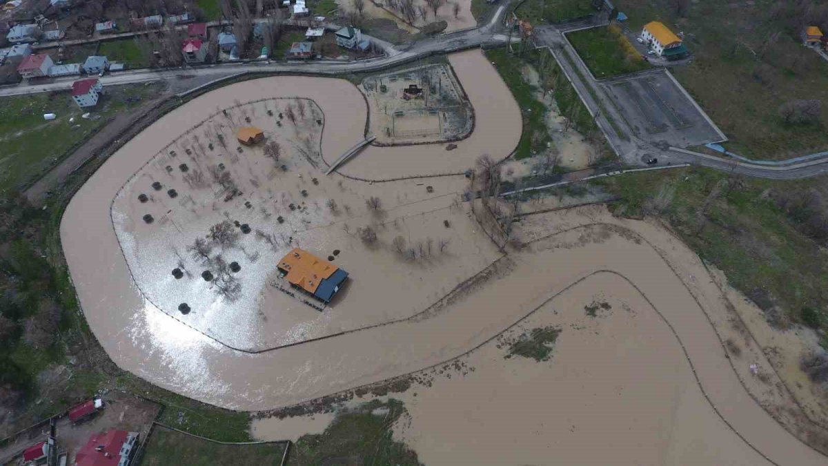 Doğu'da sağanak hayatı felç etti: Kızılırmak taştı, köyleri su bastı