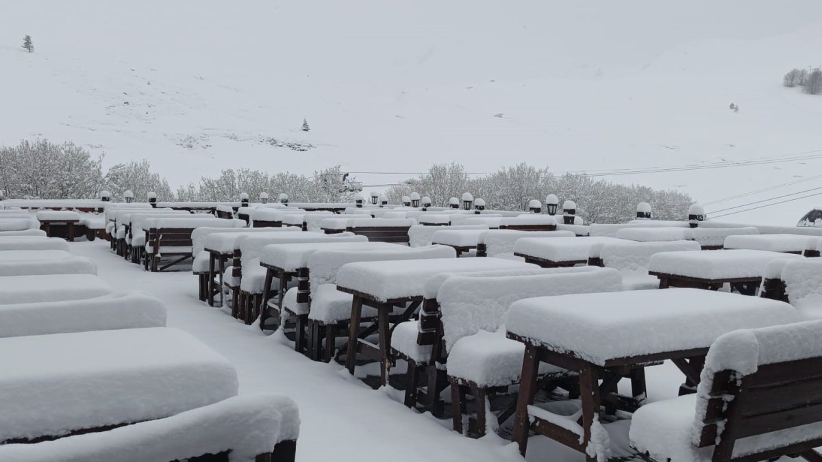 Nisan sonunda kış geri döndü: Bursa'da kar kalınlığı 1 metreye ulaştı