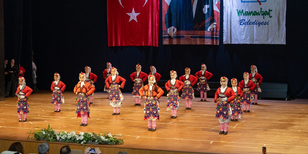 Manavgat’ta 23 Nisan kreş ve merkezlerde renkli gösterilerle kutlandı