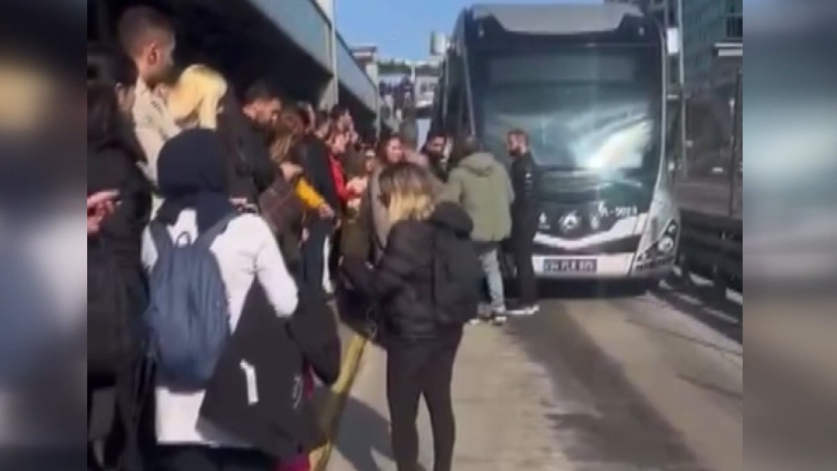 Metrobüs hattında yoğunluk krizi: Yolcular önünü kesti