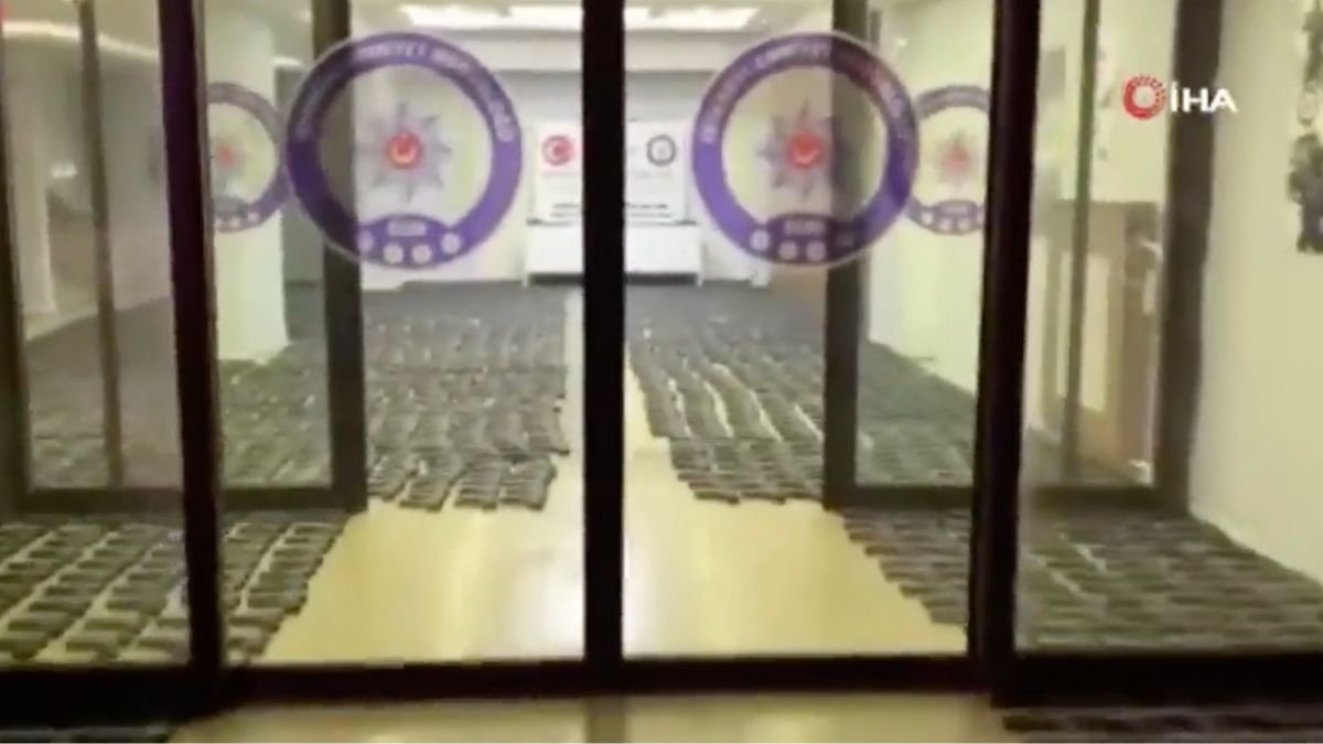 Toprak altına gizlenen cephanelik ortaya çıkarıldı: İstanbul'da dev operasyon