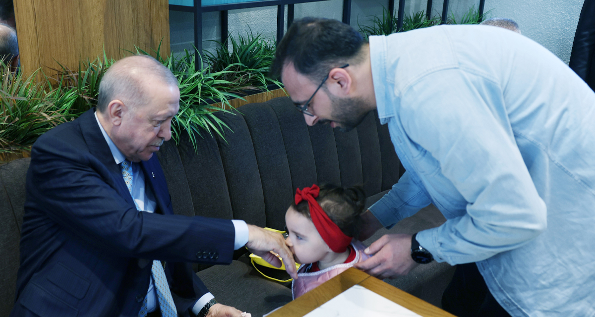 Cumhurbaşkanı Erdoğan kafede vatandaşlarla bir araya geldi
