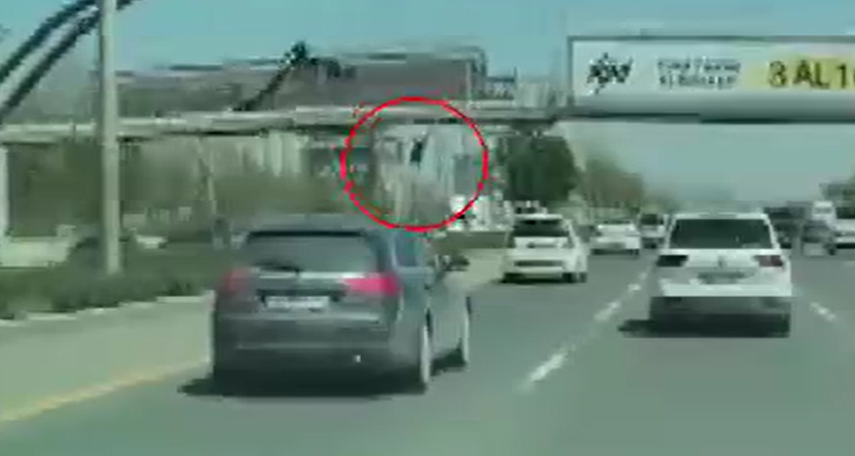 Afiş asarken üst geçitten düşen adama otomobilin çarptı