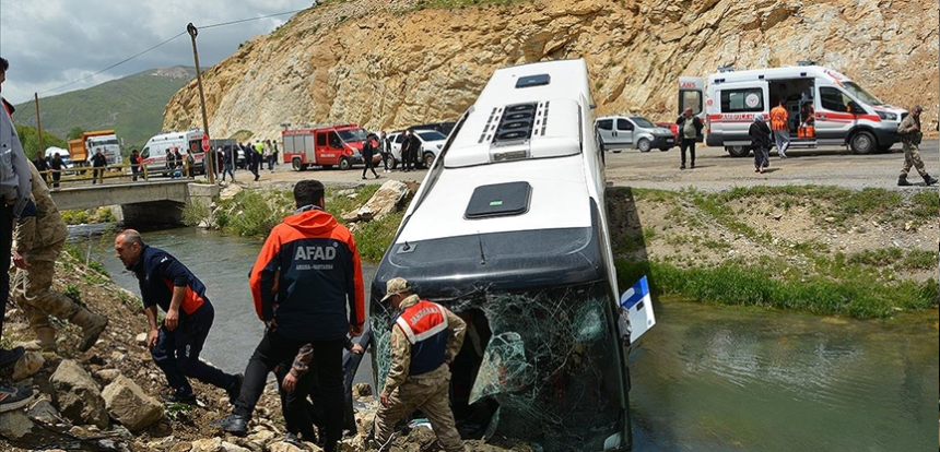 Bitlis'te yolcu otobüsü devrildi: 7 yaralı