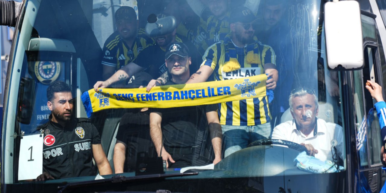 Derbi öncesi Fenerbahçe taraftarından gövde gösterisi: 45 otobüslük çıkartma
