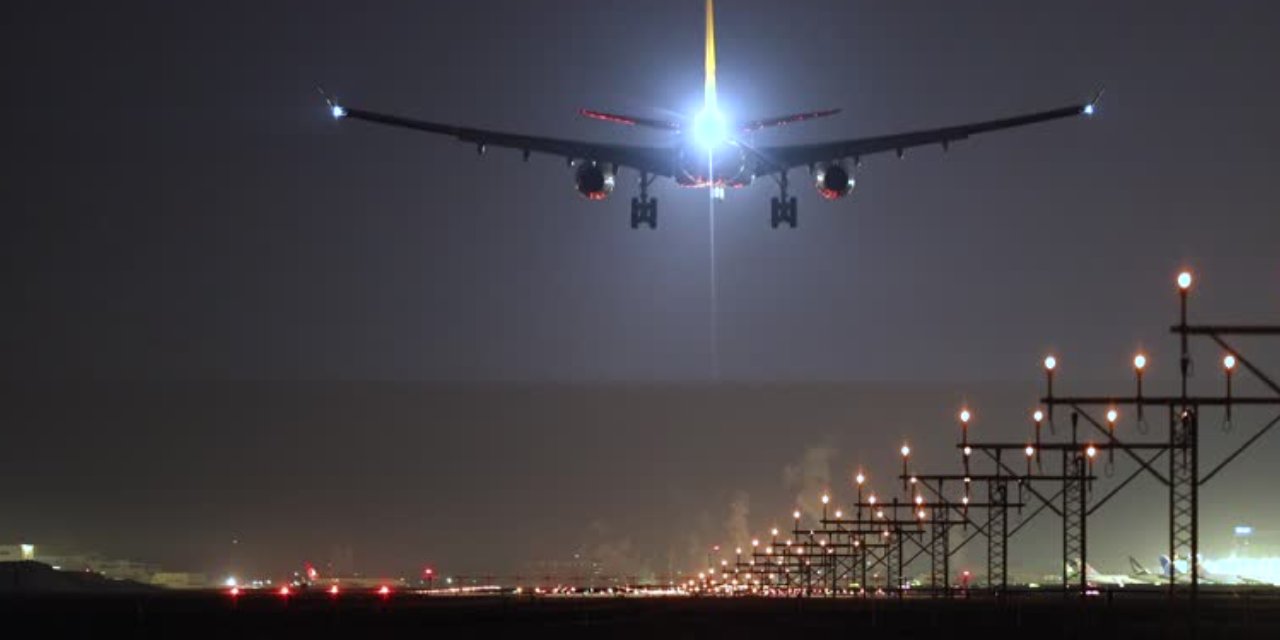 Pilot rahatsızlandı! Uçak Antalya'ya acil iniş yaptı