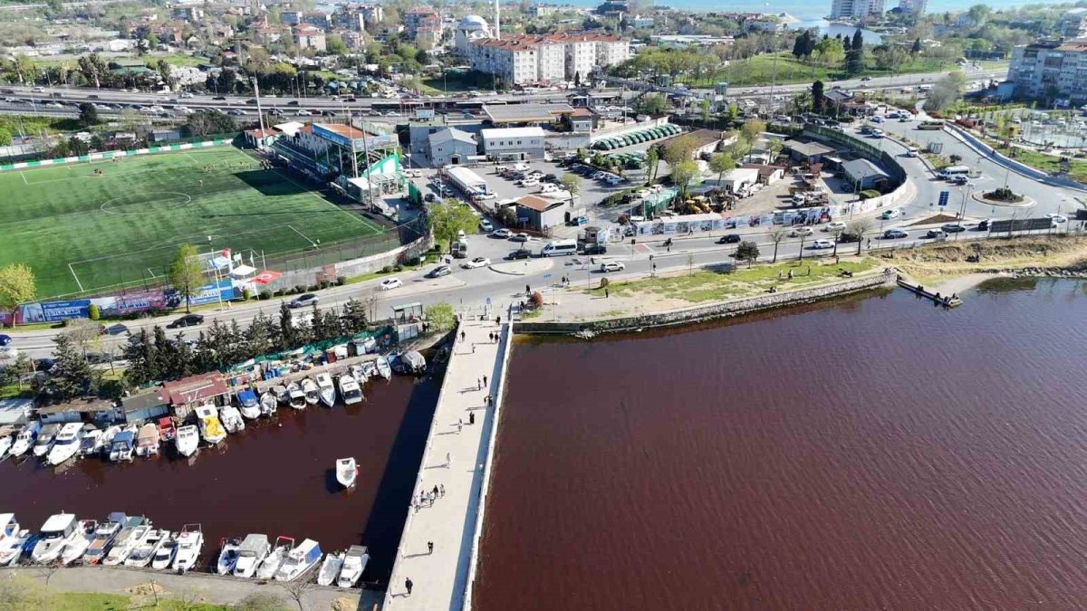 İstanbul'da endişelendiren görüntü: Küçükçekmece Gölü kırmızıya döndü