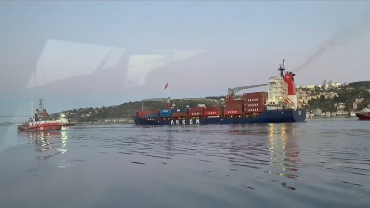 Sarıyer’de karaya oturan konteyner gemisi kurtarıldı