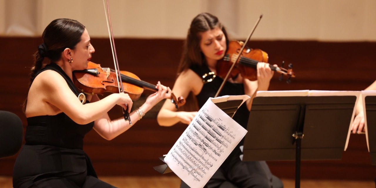 İzmir Oda Orkestrası AASSM’de verdiği konserde ayakta alkışlandı