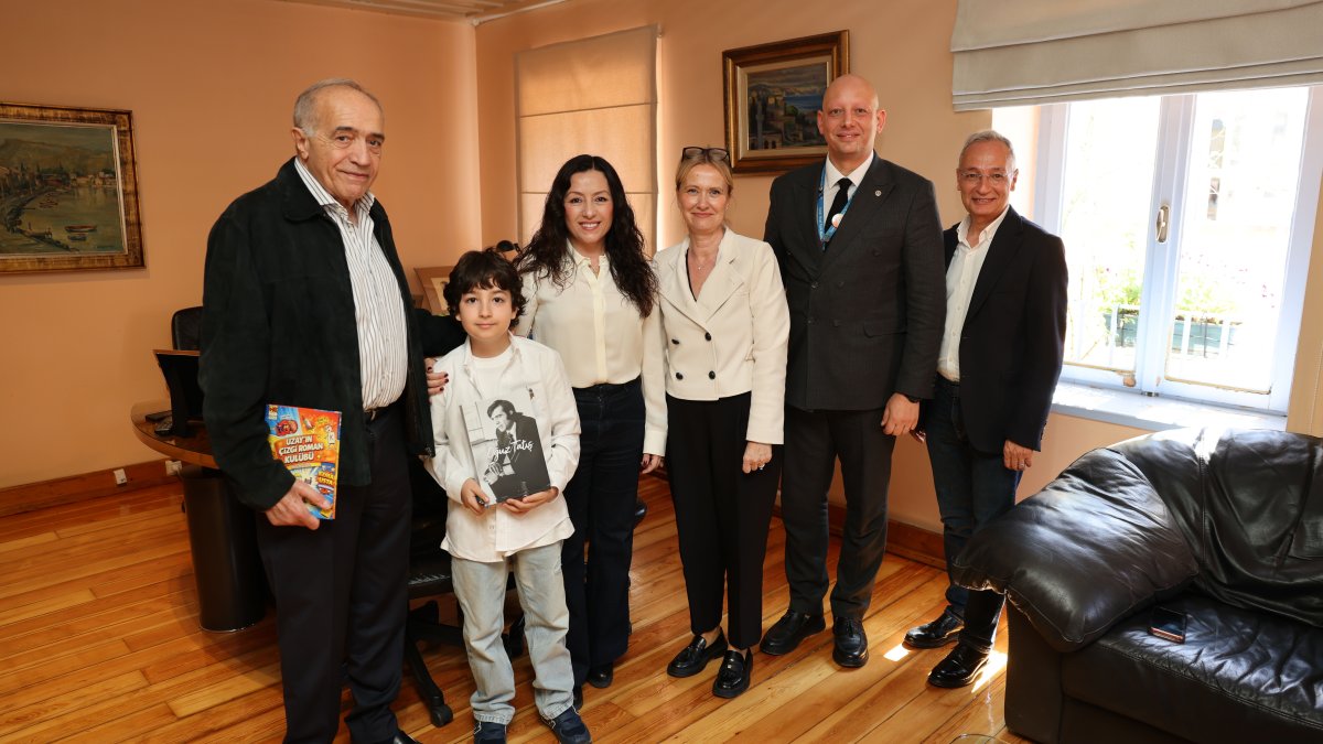 9 yaşındaki Uzay Kaan İnce ilk kitabını imzaladı