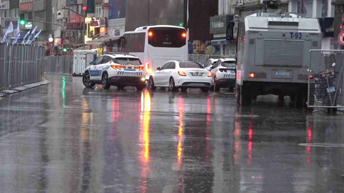 İstanbul'da 1 Mayıs tedbirleri: Taksim'e çıkan tüm yollar kapatıldı