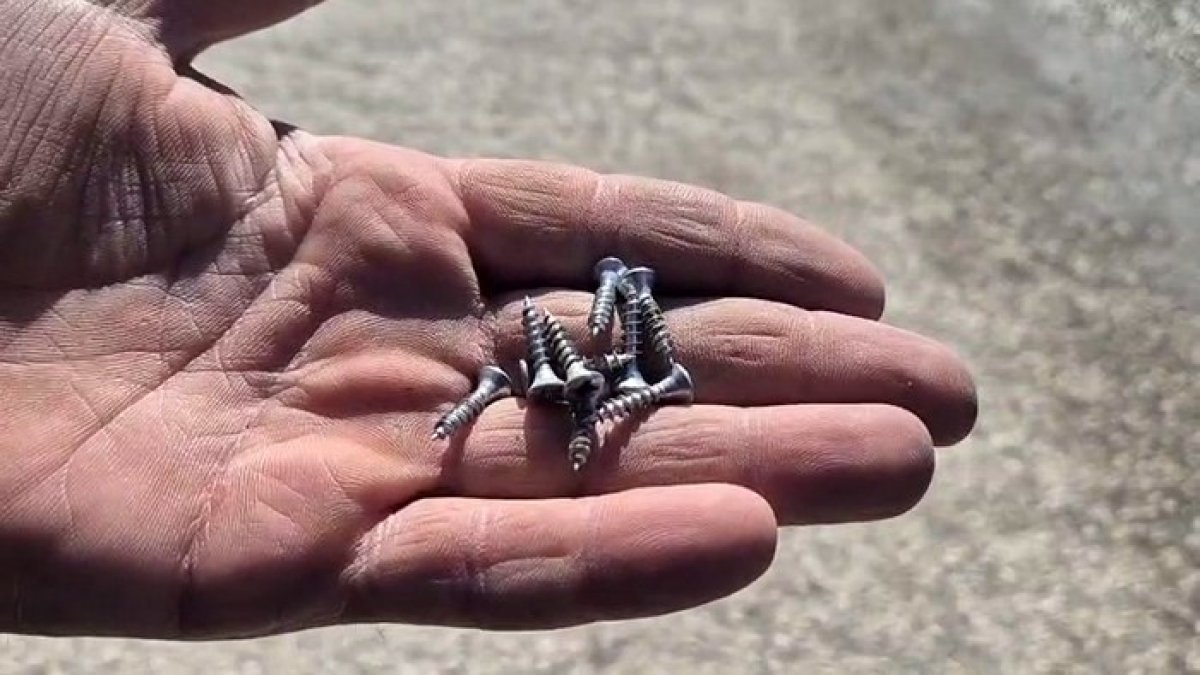 İstanbul'da sürücülerin zor anları: Yola vidalar saçıldı