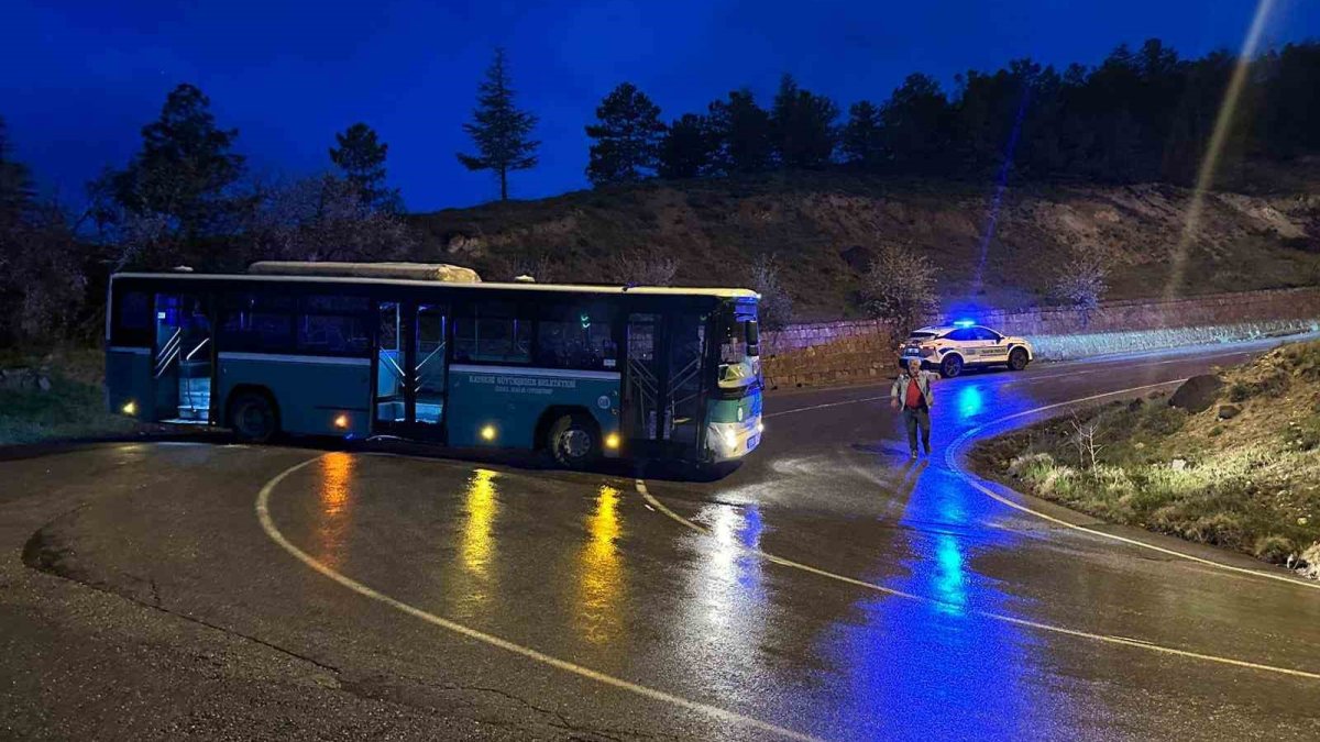 Kayseri'de ilginç olay: Halk otobüsünü çalıp, kaza yaptı