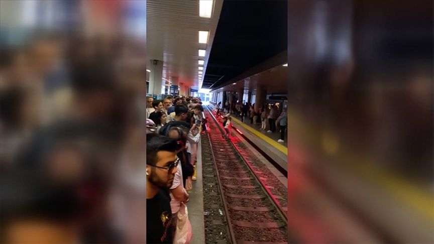 İstanbul'da iki metro hattında arıza: Yolcular raylara yürüdü