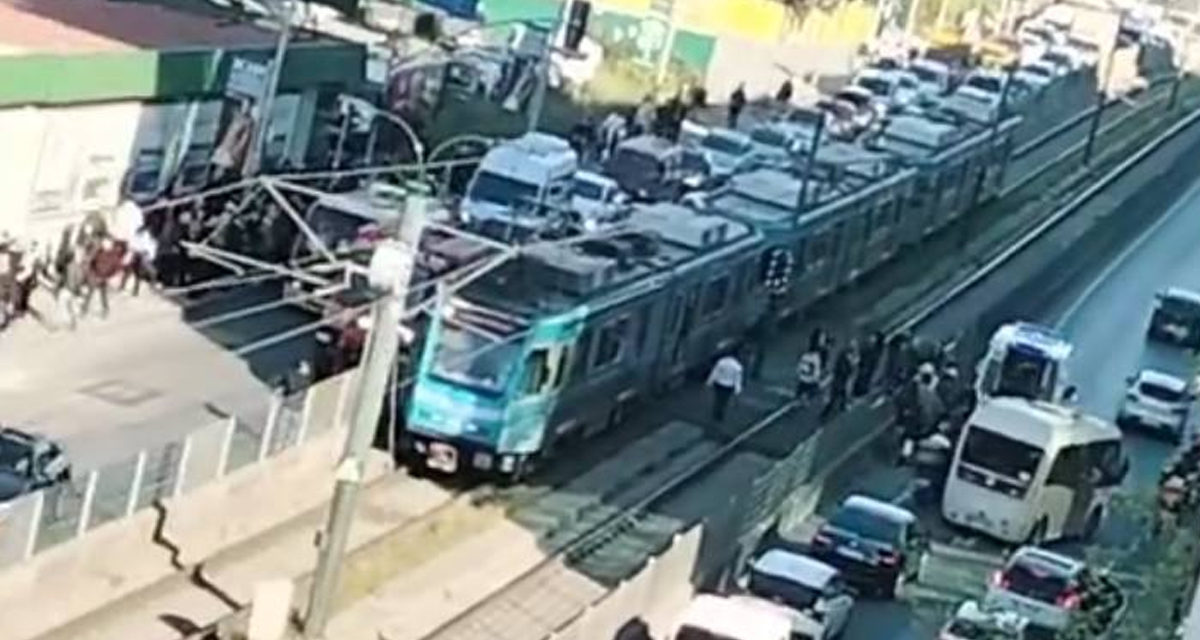 Tramvay motosiklet sürücüsüne çarptı! O anlar kameralara yansıdı