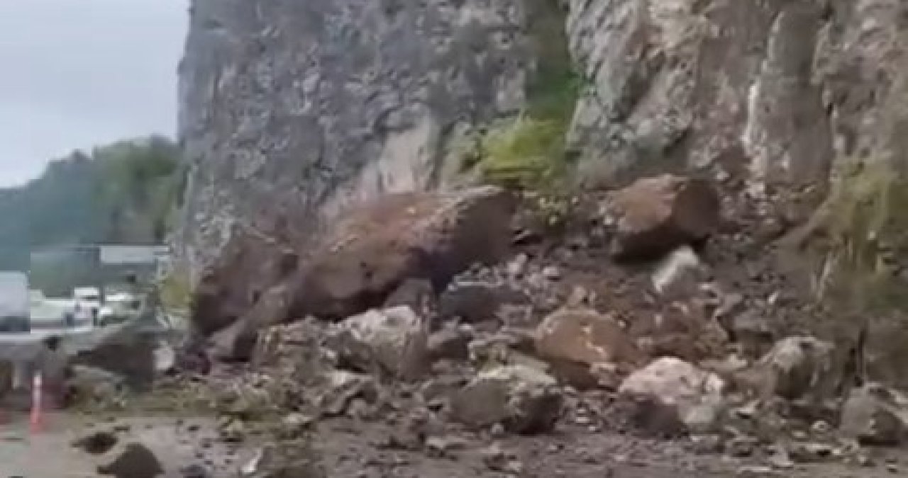 Artvin’de heyelan: Karadeniz Sahil Yolu ulaşıma kapandı