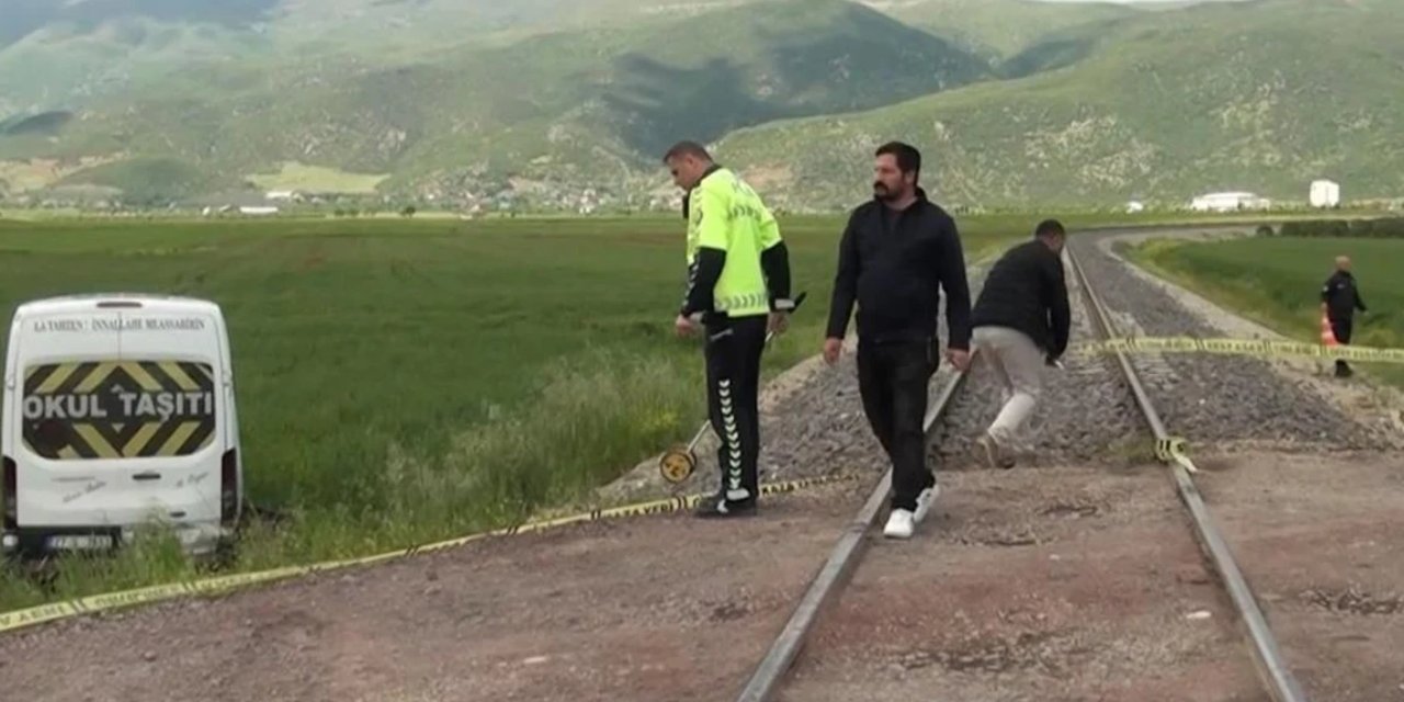 Gaziantep'te korkutan kaza! Öğrenci servisi trenle çarpıştı: 13 yaralı