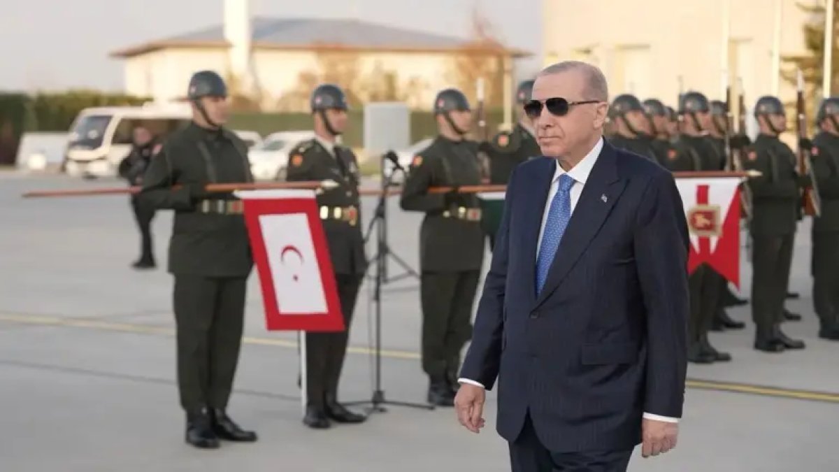 Erdoğan, Cezayir Cumhurbaşkanı Tebbun'u merdivenlerde karşıladı