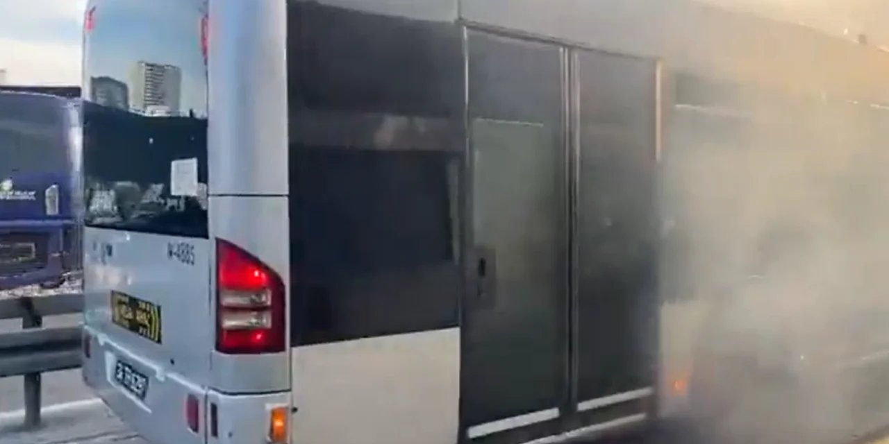 Seyir halindeki metrobüste korkutan yangın