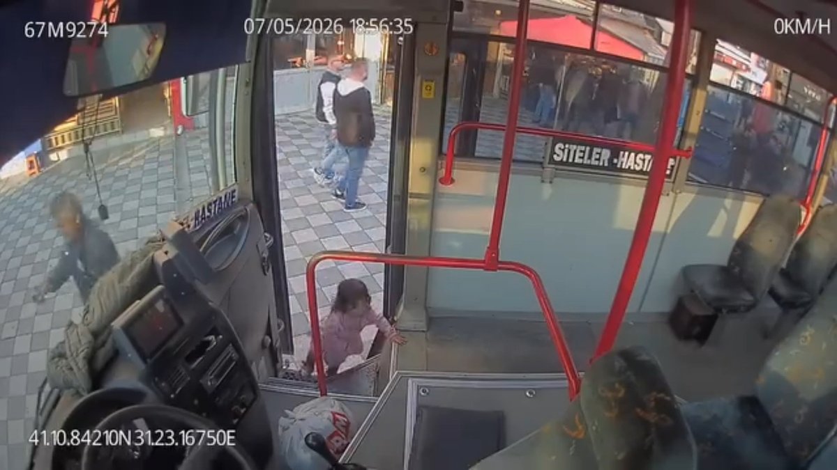 Zonguldak'ta 2 yaşındaki çocuk emekleyerek halk otobüsüne bindi, o anlar kamerada