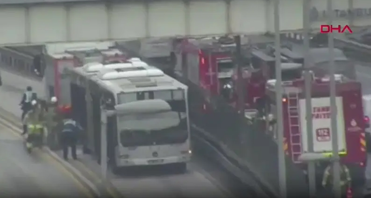 İstanbul'da metrobüs alevlere teslim oldu