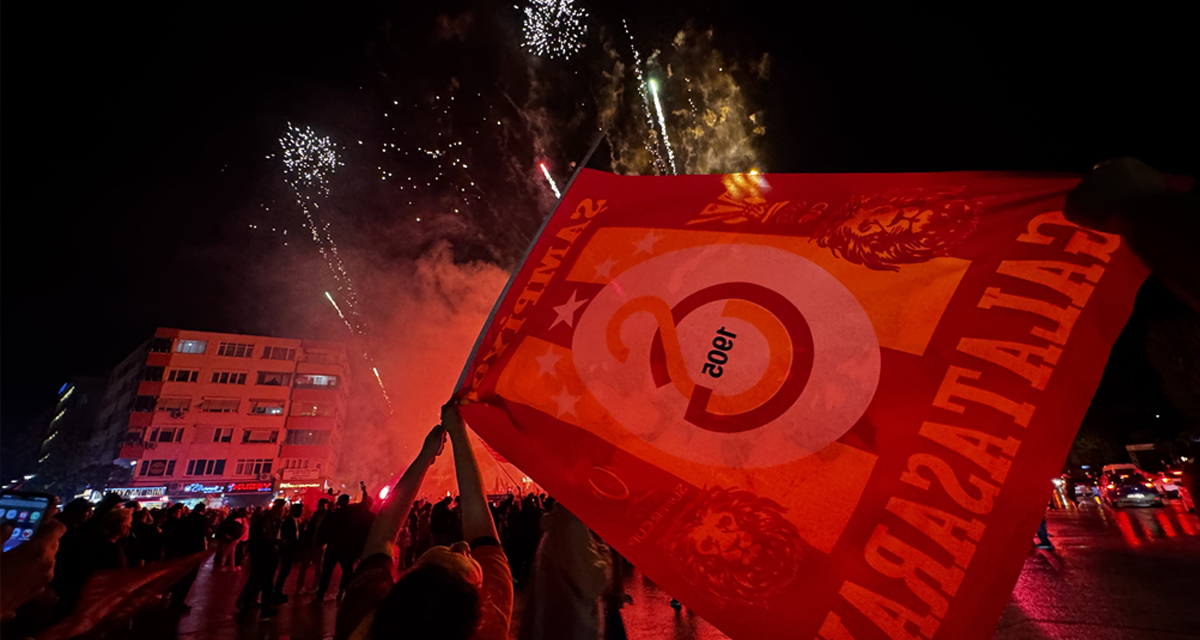 Galatasaray taraftarı sokaklara döküldü