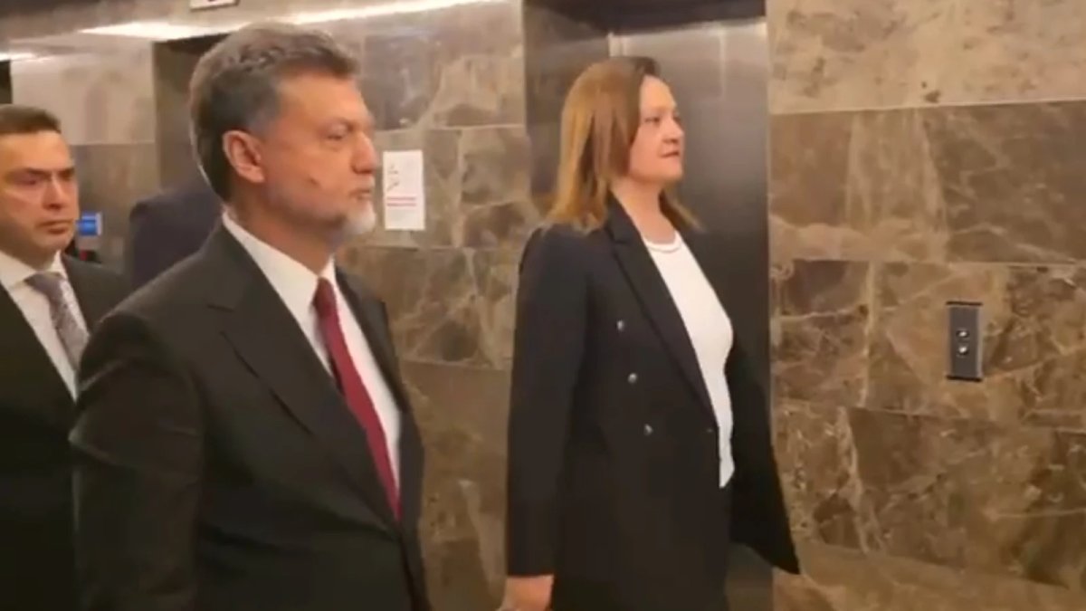 Burcu Köksal AK Parti binasına giriş yaptı