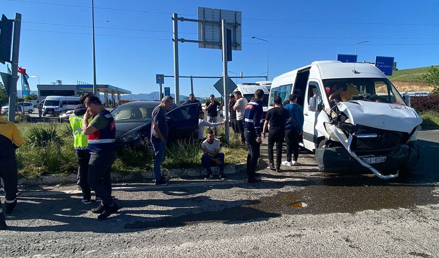 İşçi servisi ile otomobil çarpıştı: Yaralılar var