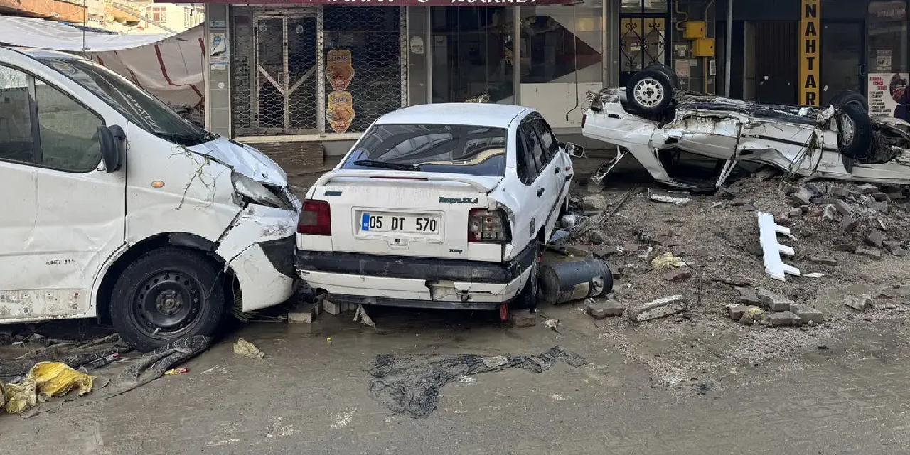 Samsun’da iki dere aynı anda taştı: Araçlar kağıt gibi ezildi, ilçe çamura gömüldü