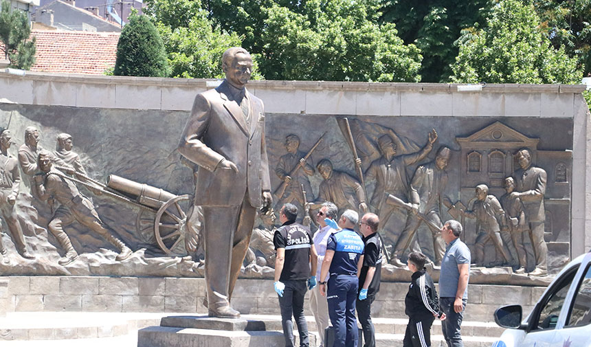 Atatürk Anıtı'na baltalarla saldırdılar: 2 kişi gözaltında