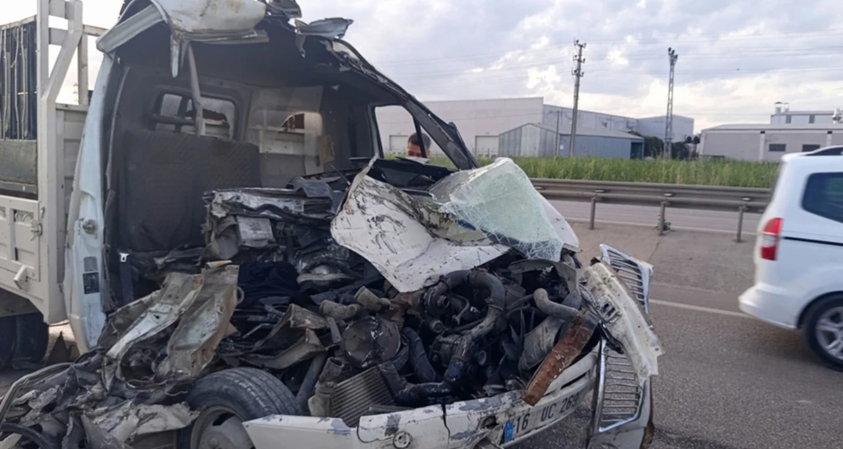 Bursa'da kamyonet TIR'a çarptı: 1 ölü 1 yaralı