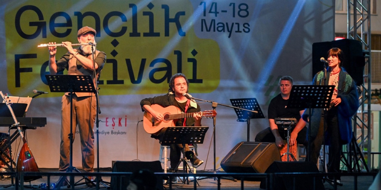 Bornova’da 19 Mayıs festivali Küçükpark’ta başladı