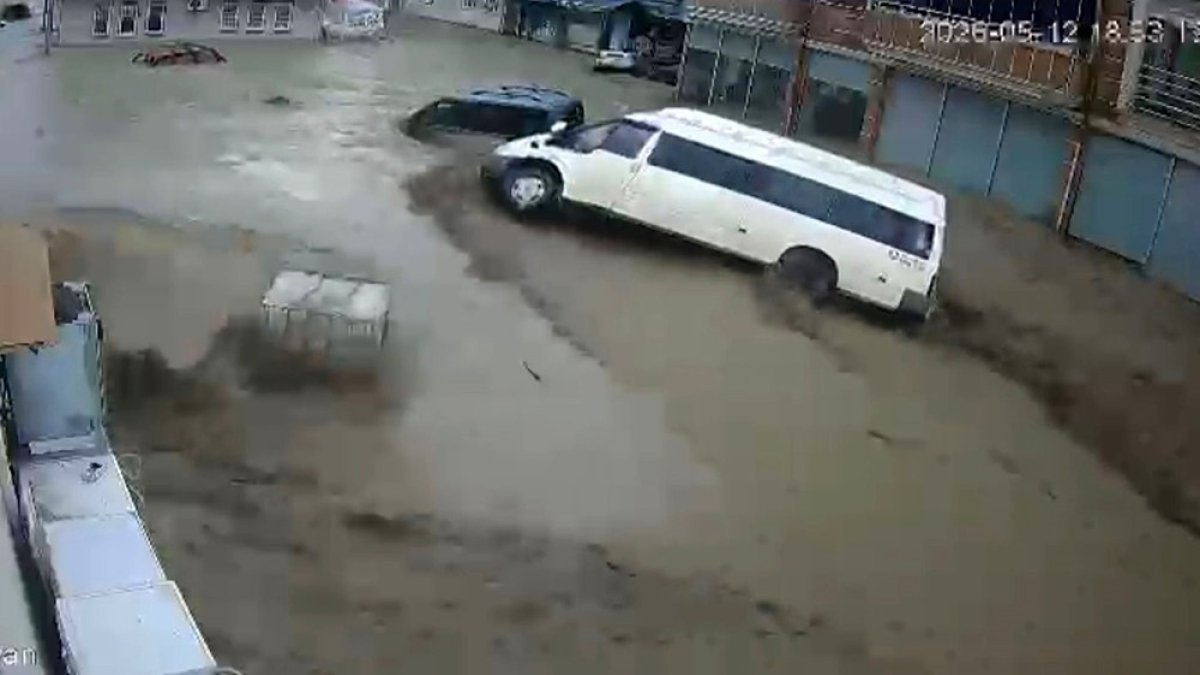 Samsun felaketi yaşadı: Sel suları araçları yuttu