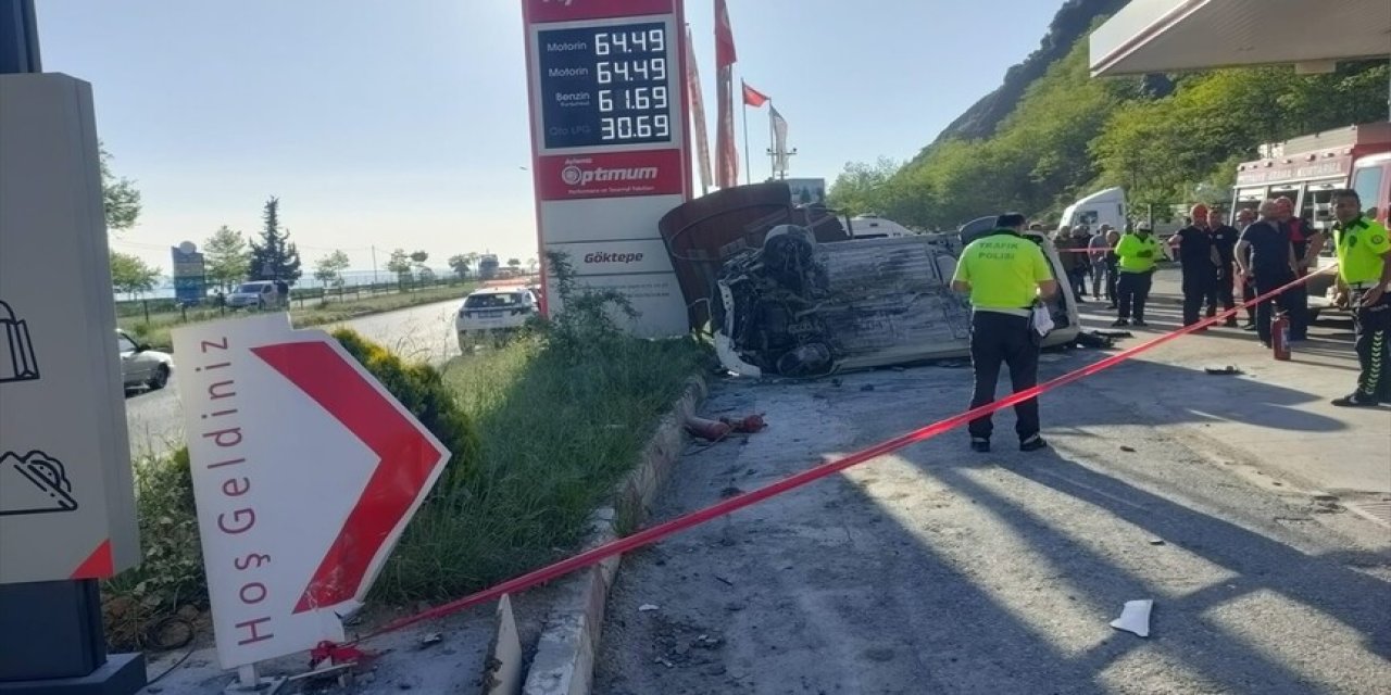 Zonguldak’ta otomobil akaryakıt istasyonuna daldı: 6 yaralı!