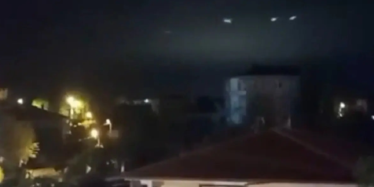Sakarya’da gökyüzünde esrarengiz sıralı ışıklar! O anlar kamerada