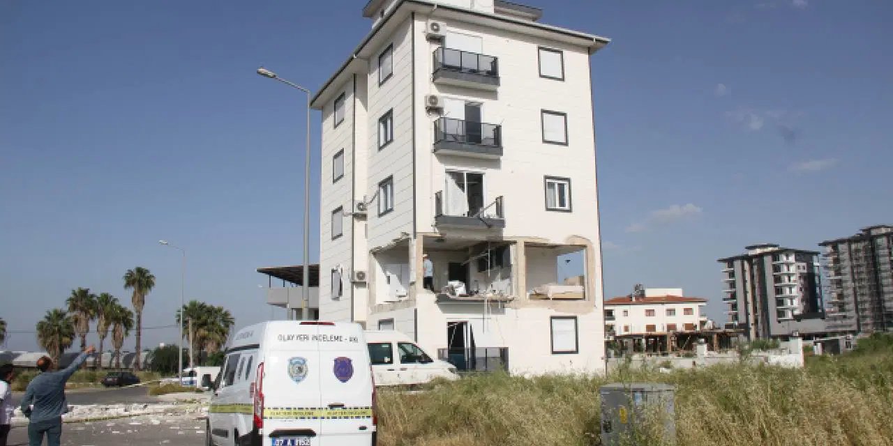 Antalya'da şiddetli patlama: Apartman sakinleri deprem sanıp sokağa fırladı