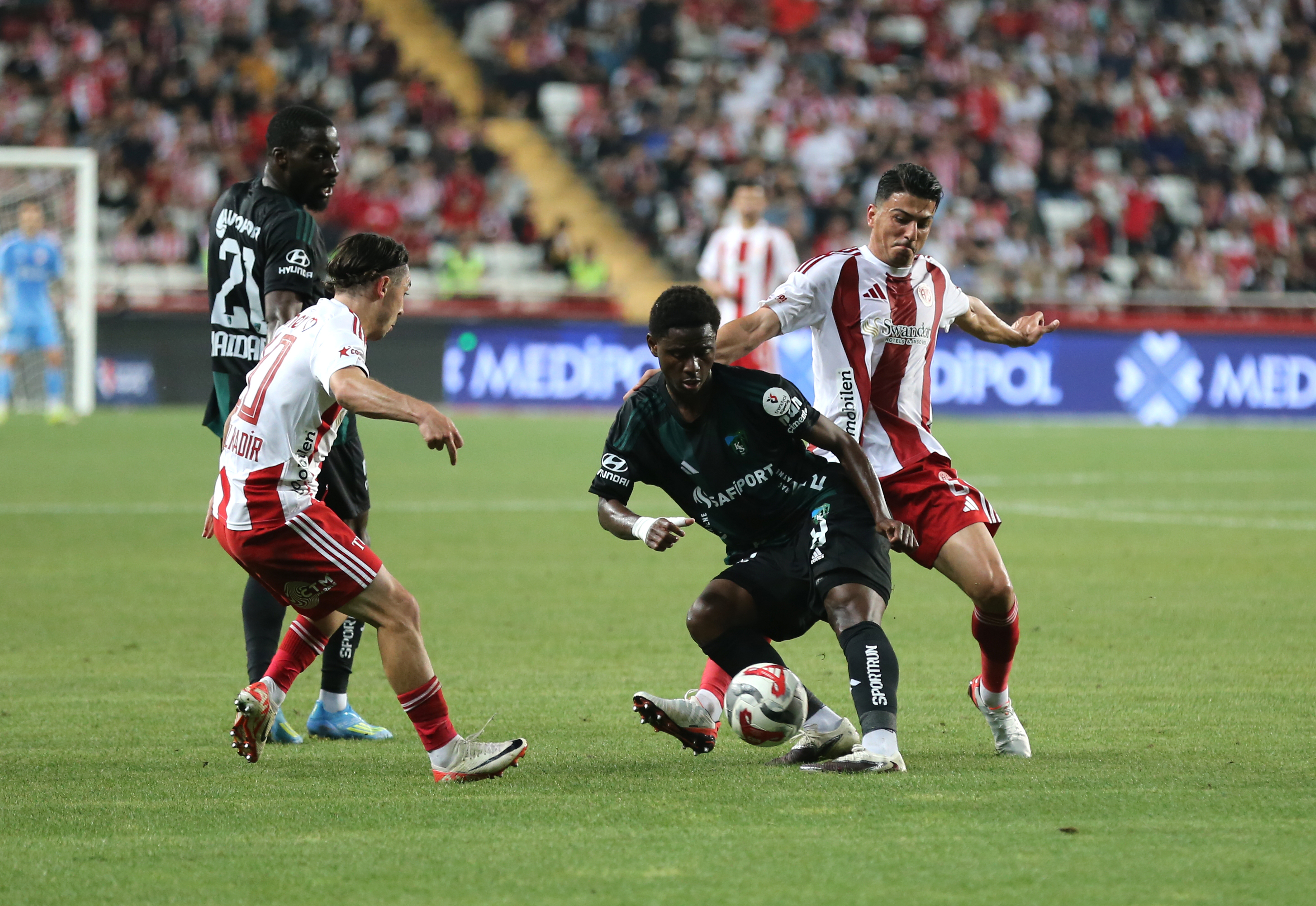 Antalyaspor Süper Lig'e veda etti: Son haftadaki galibiyet mucizeye yetmedi
