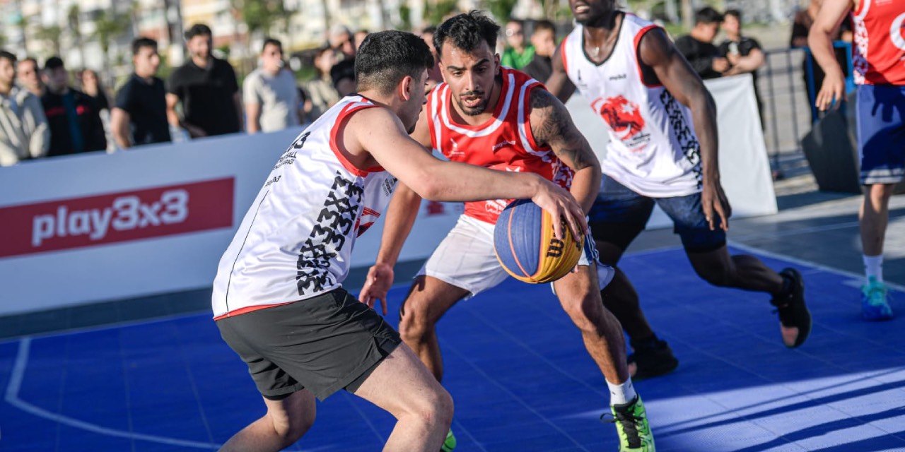 İzmir Gündoğdu Meydanı’nda basketbol heyecanı