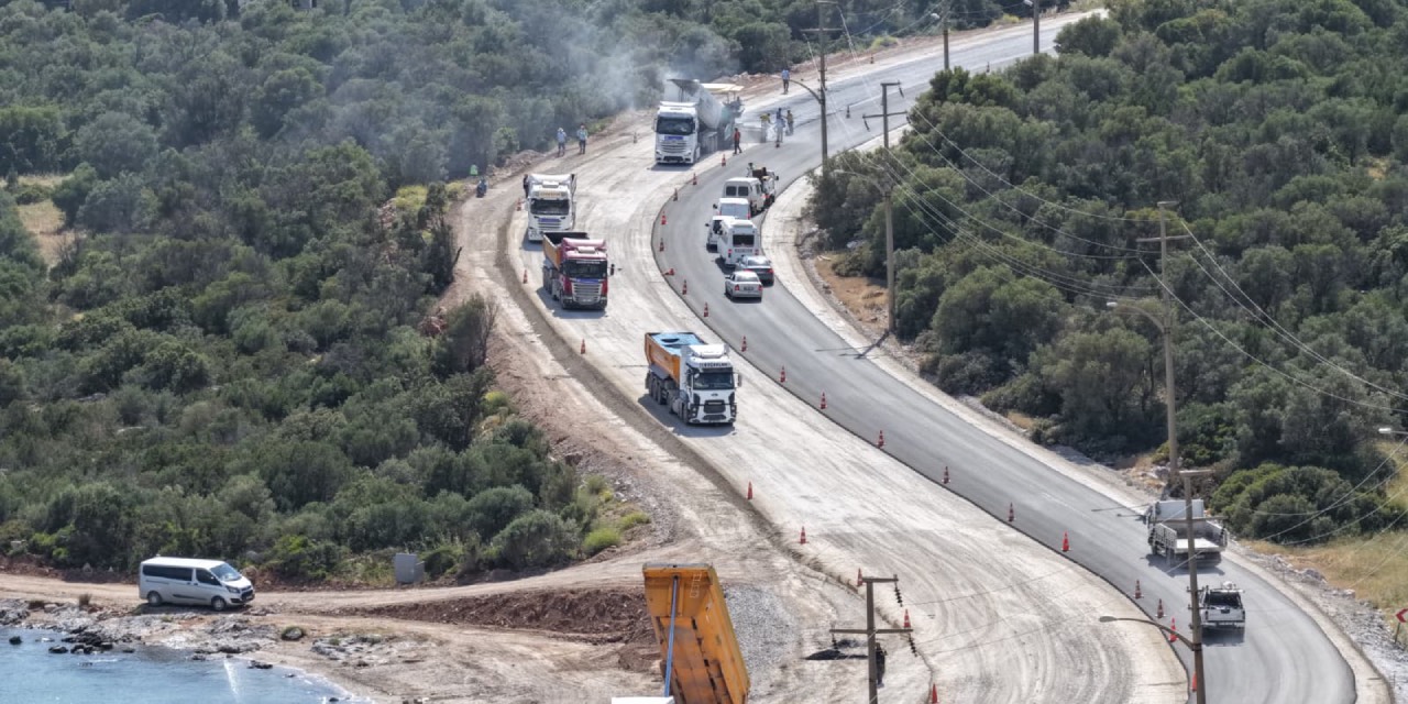 Aydın Akbük’te sıcak asfalt çalışmaları sürüyor