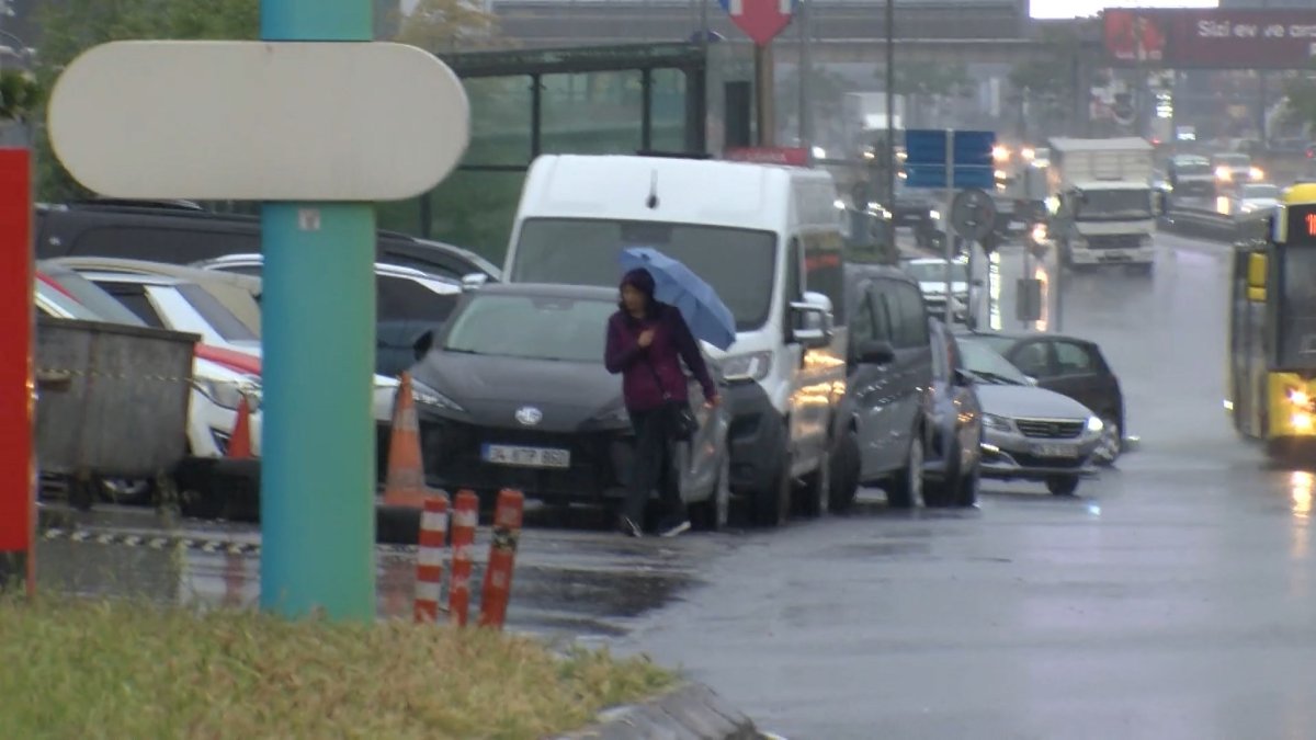Megakenti sağanak vurdu, Kadıköy'de yollar göle döndü