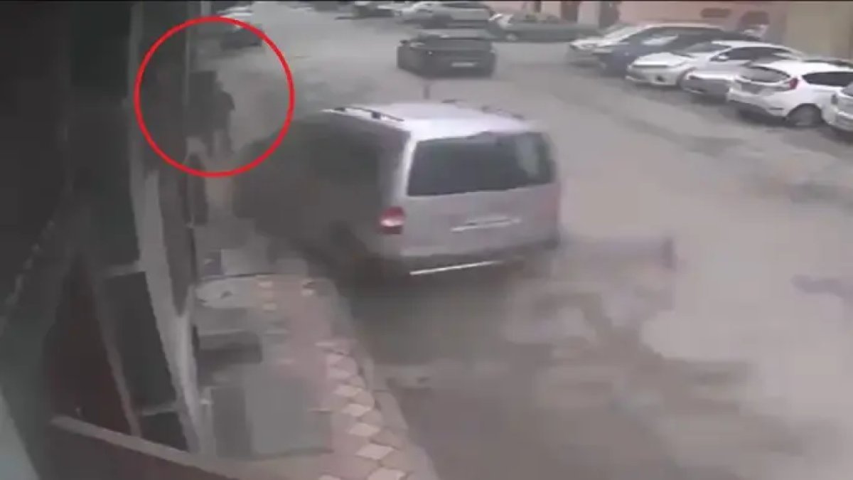 Kontrolden çıkan araç yayaların arasına daldı: O anlar saniye saniye ortaya çıktı