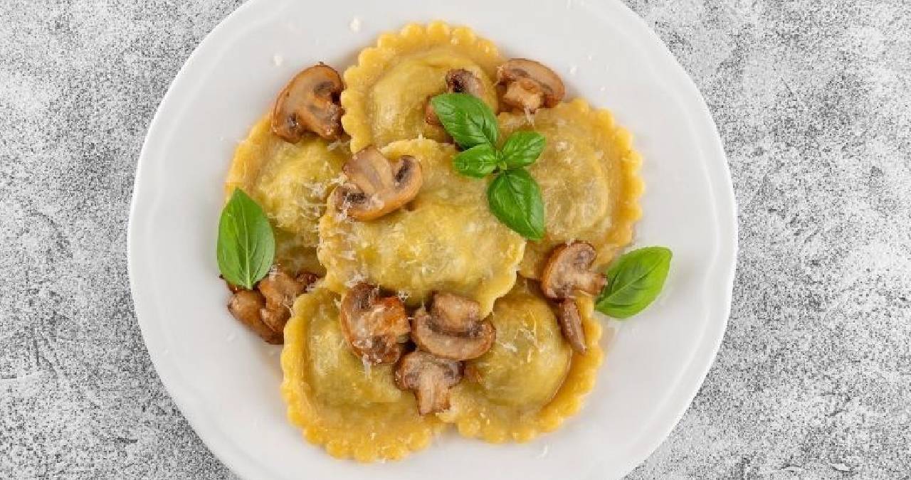 Klasiklerden sıkılanlar denesin: Ev yapımı mantarlı raviolı