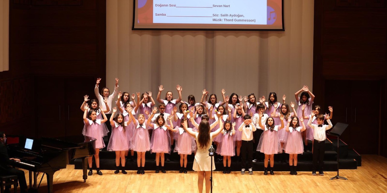 İzmir Uluslararası Çoksesli Korolar Festivali yoğun ilgiyle başladı