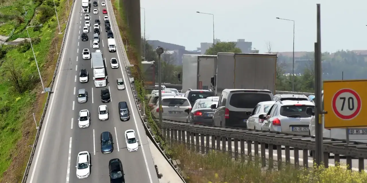 Bayram göçü başladı: Milyonlar yola çıktı, araç kuyruğu kilometreleri buldu