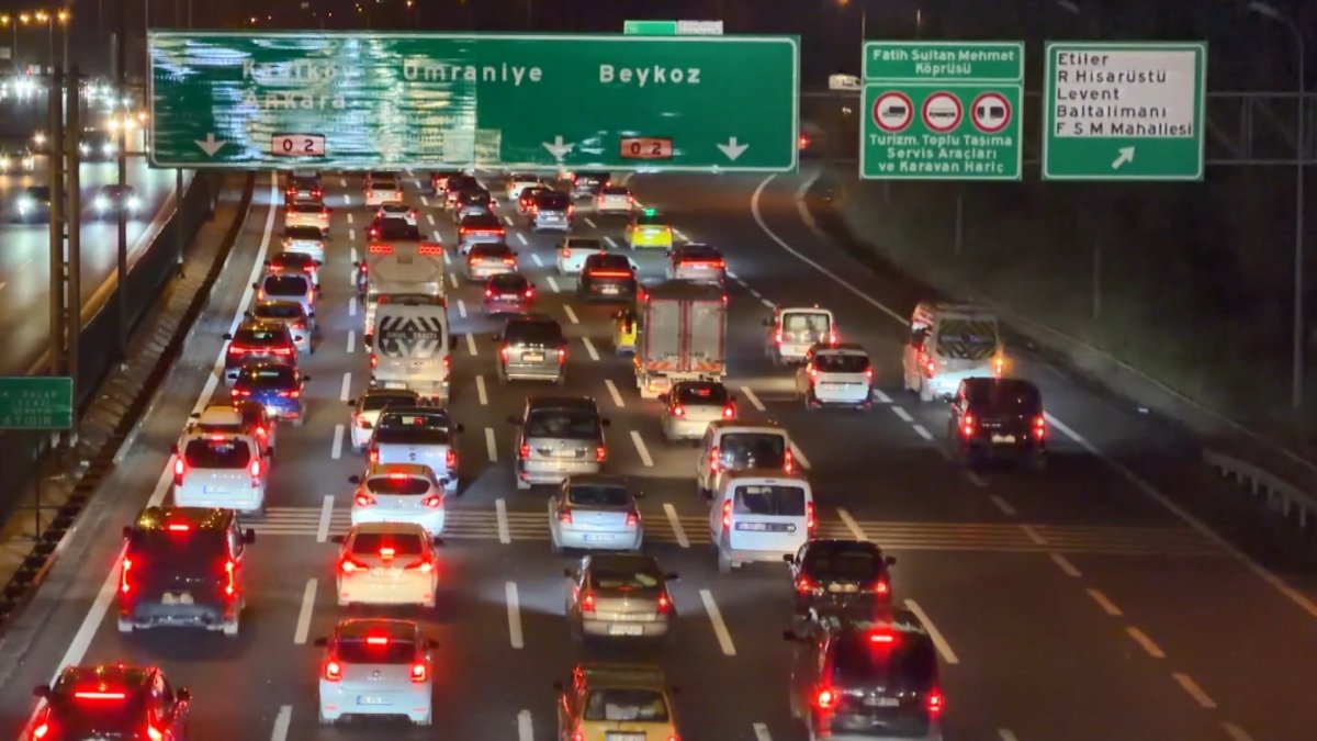 İstanbul'da bayram çilesi: Ana arterlerde yoğunluk