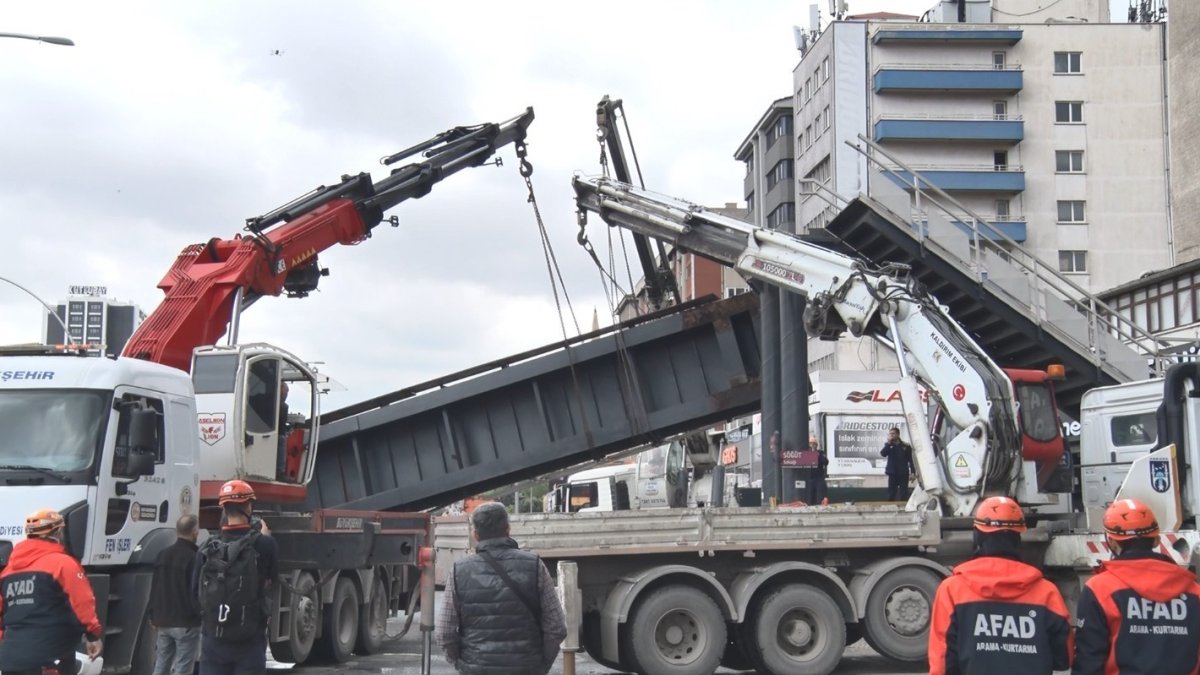 Ankara'da damperi açık kamyon üst geçide çarptı: Yaralılar var