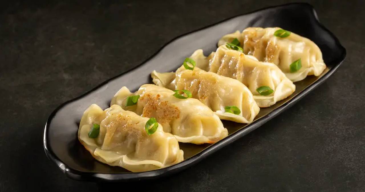 Asya’dan sofranıza uzanan lezzet: Çıtır tabanlı ve sulu iç harçlı orijinal gyoza tarifi
